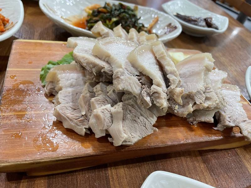 도마에 썰어 낸 돔베고기