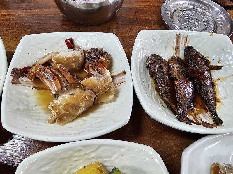 작은 생선 조림 반찬