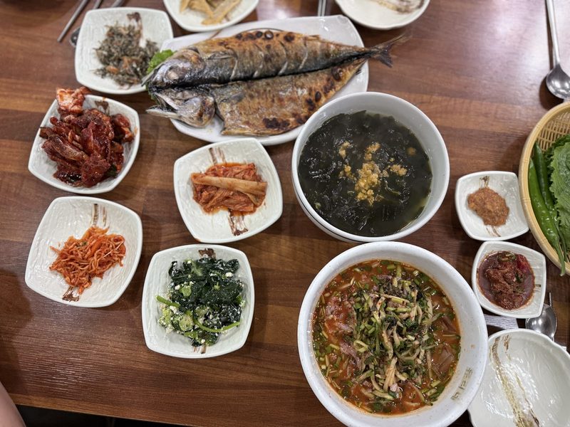 고등어구이와 성게미역국, 시원한 국, 밑반찬으로 차린 제주식 한 상