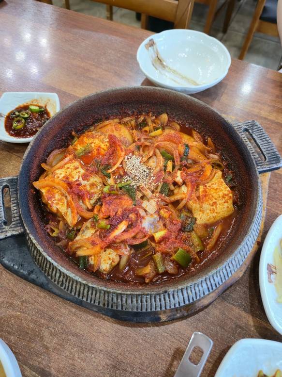 뚝배기에 담긴 매콤한 조림